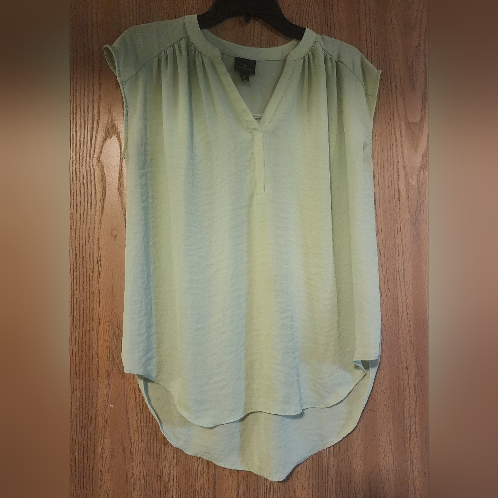 Sleeveless women's blouse